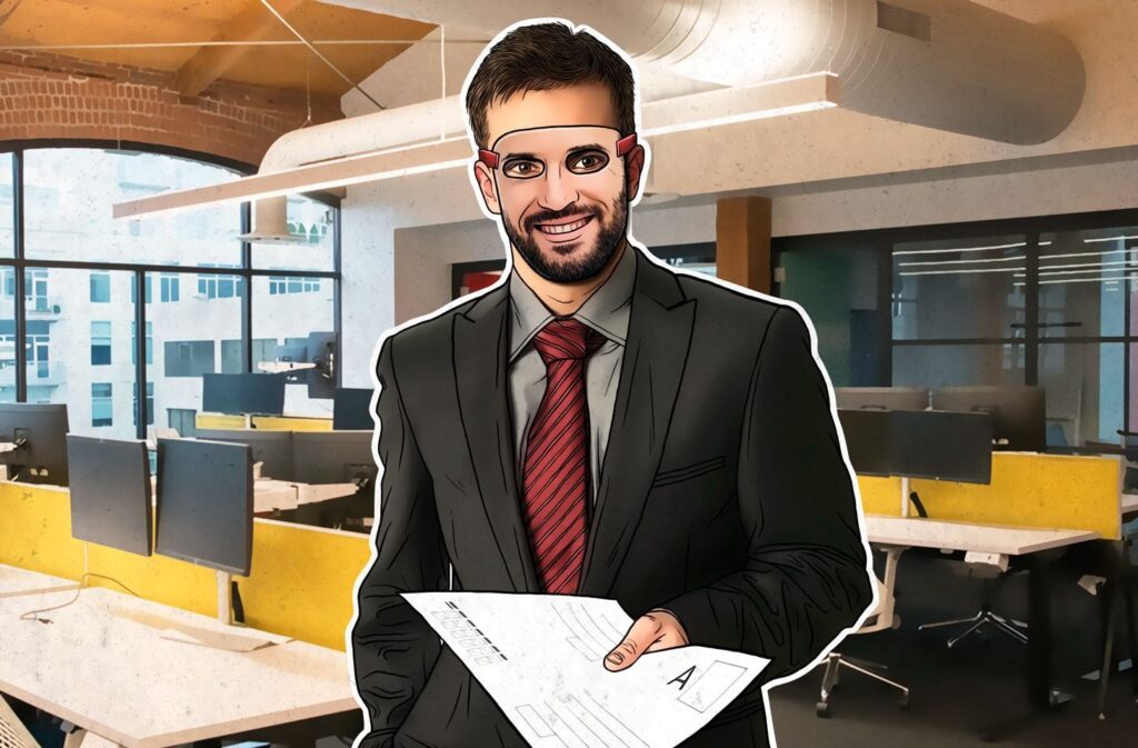 Ilustração de um homem usando máscara com outra face sorrindo, de terno, em um escritório, com um documento na mão. Atrás dele, há uma janela e mesas com monitores.