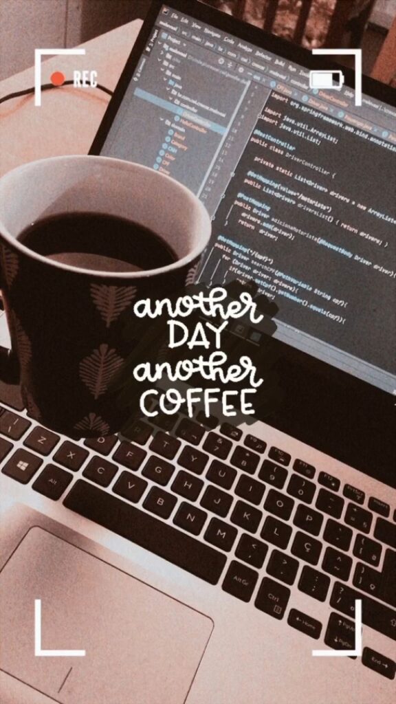 Foto de uma xícara de café com um notebook ao fundo, em que está um código-fonte. Por cima, há o texto "another day, another coffee" (outro dia, outro café).