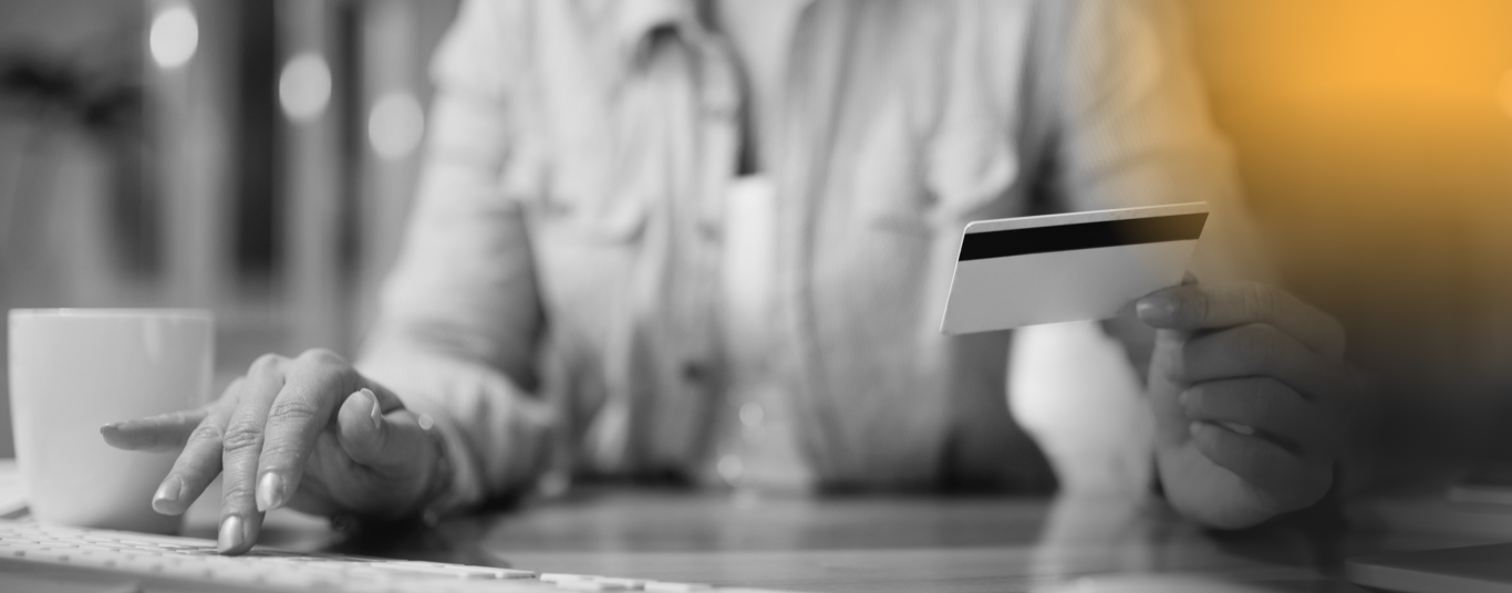 Foto de uma pessoa segurando um cartão de crédito.