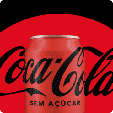 Foto de lata de Coca-Cola Sem Açúcar sobre um fundo vermelho e preto com o logotipo da marca.