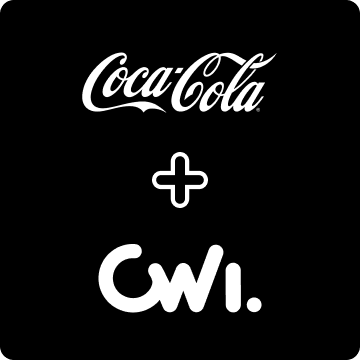 Sobre um fundo preto, temos o logotipo da Coca-Cola, um sinal de adição e o logotipo da CWI.