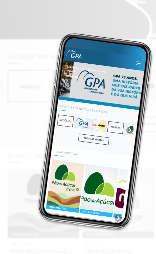 Um smartphone exibe a tela do site do GPA.