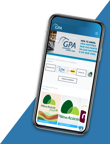 Um smartphone exibe a tela do site do GPA.