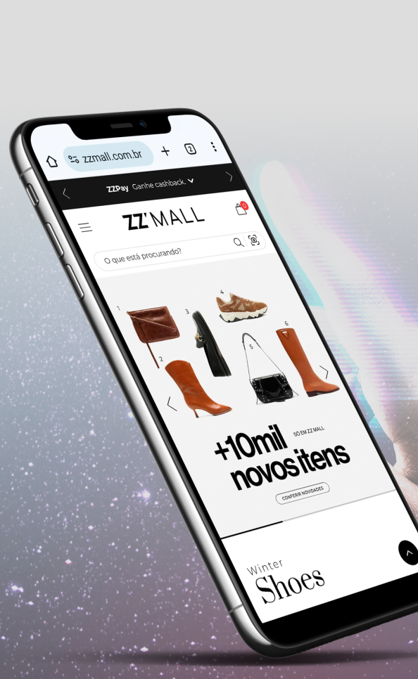 Na imagem temos um smartphone. Na tela dele há a página do site do e-commerce da marca ZZMall.