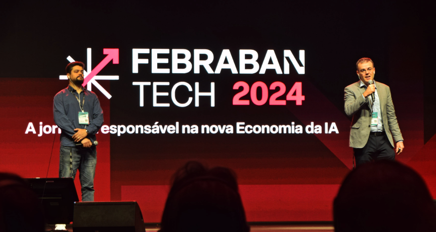 Foto de Leandro Borges e Rafael Wandresen no palco Cases do Febraban Tech 2024.