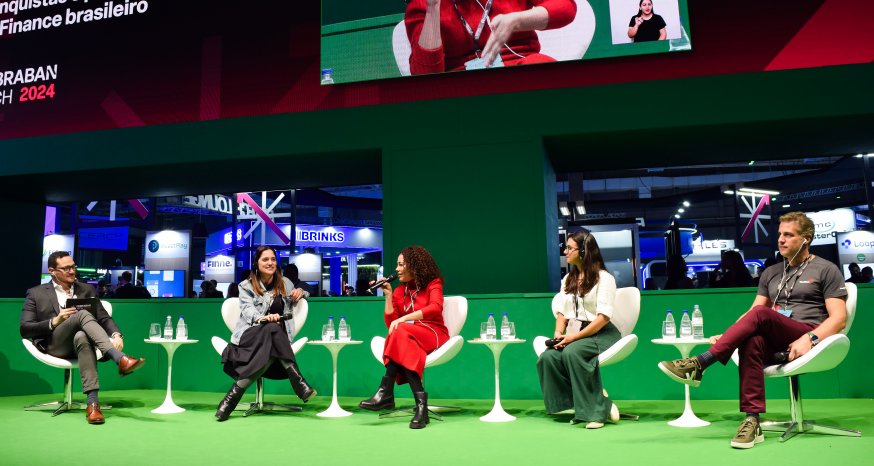 Foto de Jóice Almeida falando em painel no Febraban Tech 2024.