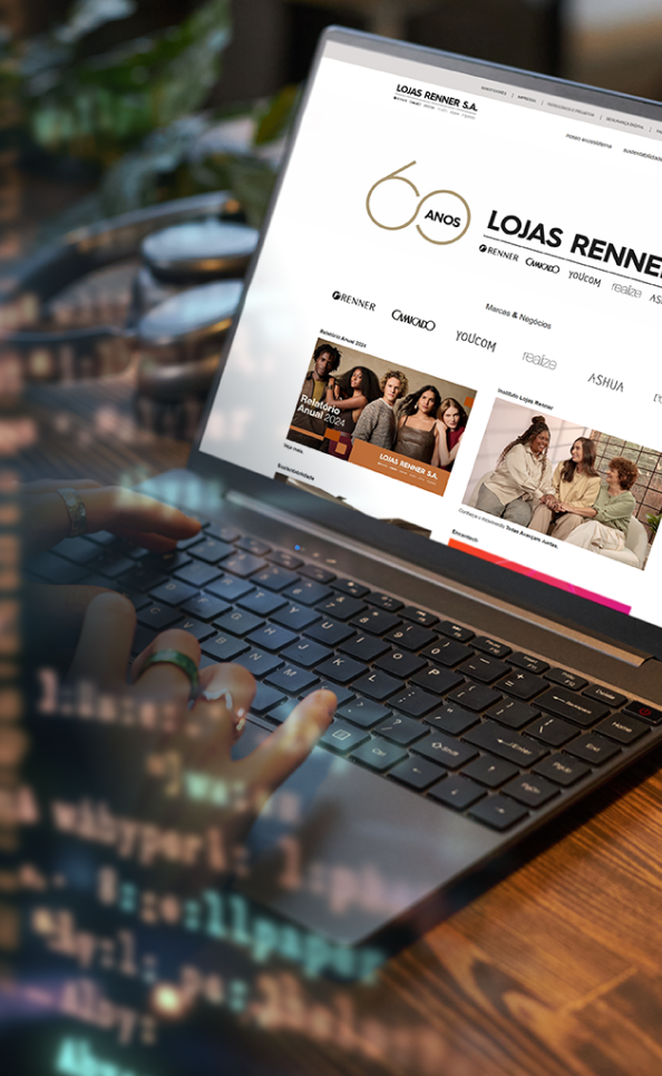 Linhas de código sobre a foto de mãos digitando em um notebook.