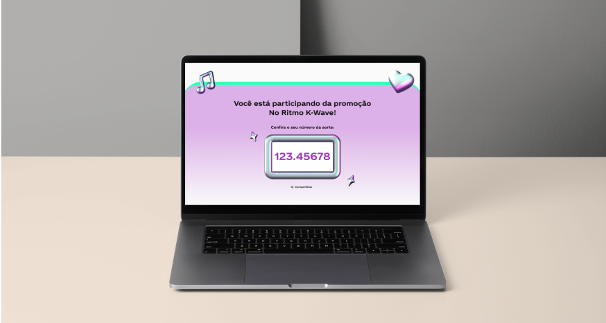 Na tela de um notebook, aparece a mensagem "Você está participando da promoção No Ritmo K-Wave", seguida por um número da sorte.