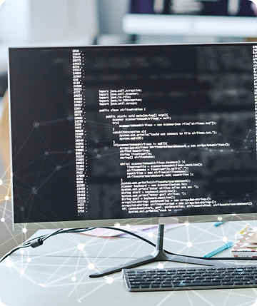 Monitor em mesa de trabalho exibindo código-fonte, com elementos gráficos de rede ao fundo simbolizando testes de performance.