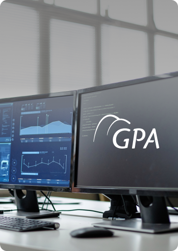 Monitores com gráficos e o logotipo do GPA.