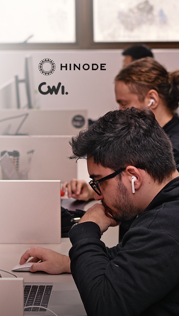 Pessoas trabalhando em um escritório, com logotipos da CWI e da Hinode sobrepostos.