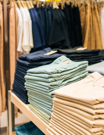 Imagem interna de uma lojas de roupas.