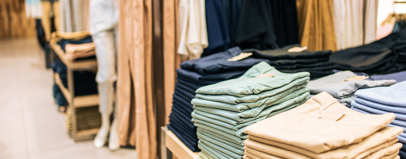Imagem interna de uma lojas de roupas.