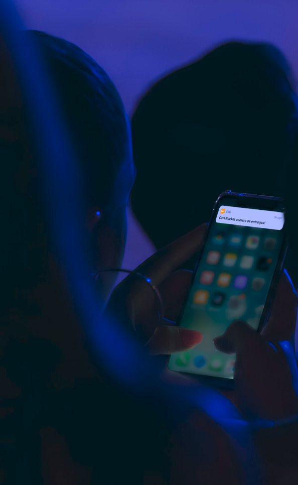 Mulher olhando para celular com a notificação 