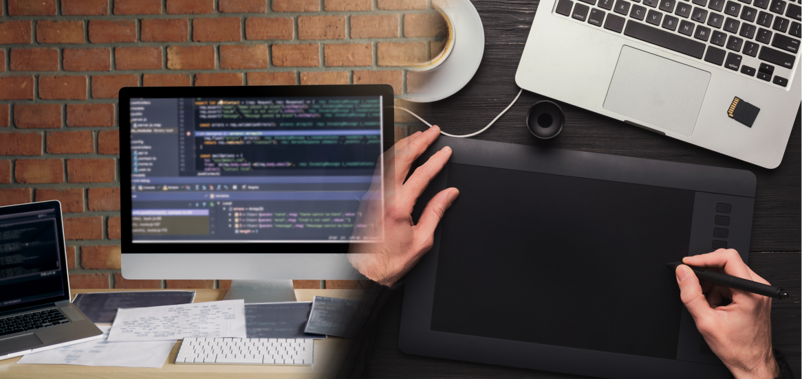 A imagem é dividida em duas. Na primeira parte, aparece um notebook e um monitor em cima de uma mesa com papéis e um teclado. Na segunda, há em cima de uma mesa uma xícara de café, um notebook e as mãos de uma pessoa desenhando em uma mesa digitalizadora.