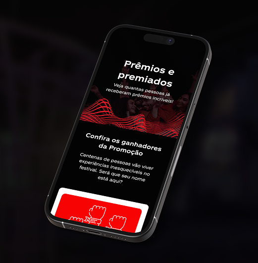 Sobre um fundo escuro, há um celular. Na tela, aparece a página da promoção da Coca-Cola desenvolvida pela CWI, Você VIP no The Town.