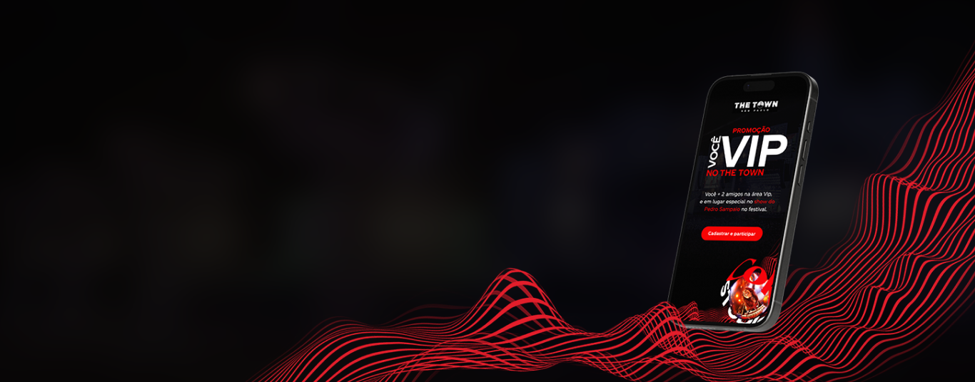 Sobre um fundo escuro, há um celular. Na tela, aparece a página da promoção Você VIP no The Town.