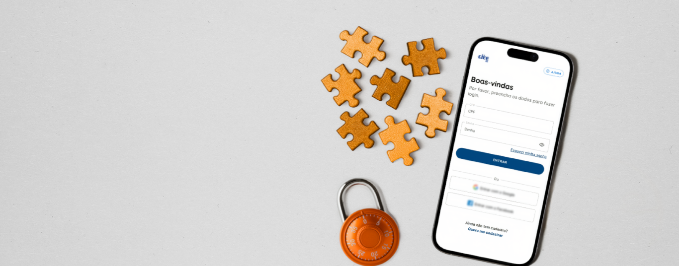 Celular com tela de login ao lado de um cadeado e peças de quebra-cabeça laranjas sobre fundo cinza.
