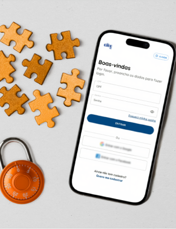 Celular com tela de login ao lado de um cadeado e peças de quebra-cabeça laranjas sobre fundo cinza.