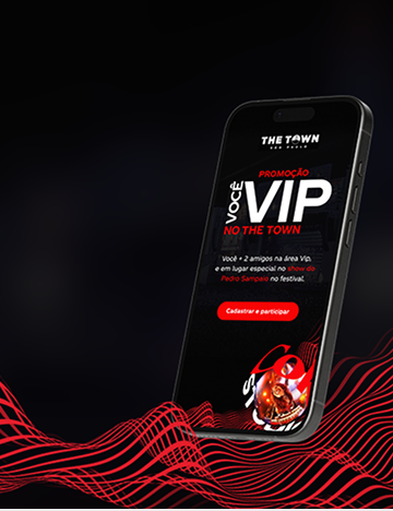 Sobre um fundo escuro, há um celular. Na tela, aparece a página da promoção Você VIP no The Town.
