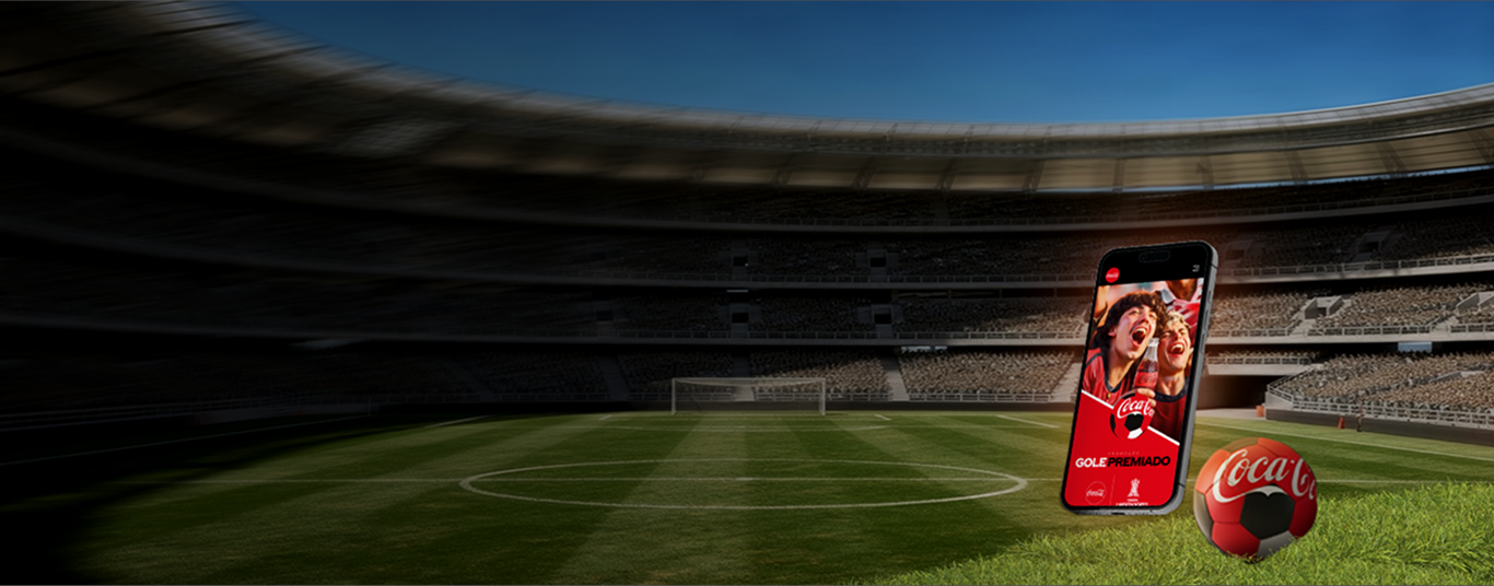O fundo mostra um estádio de futebol e, sobre o gramado, está um celular e uma bola de futebol da Coca-Cola.