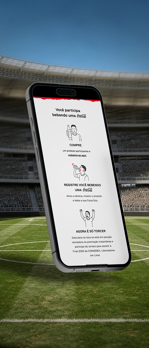 O fundo mostra um estádio de futebol e, sobre o gramado, paira um celular em tamanho grande. A tela do celular mostra parte do site da promoção Gole Premiado, da Coca-Cola.