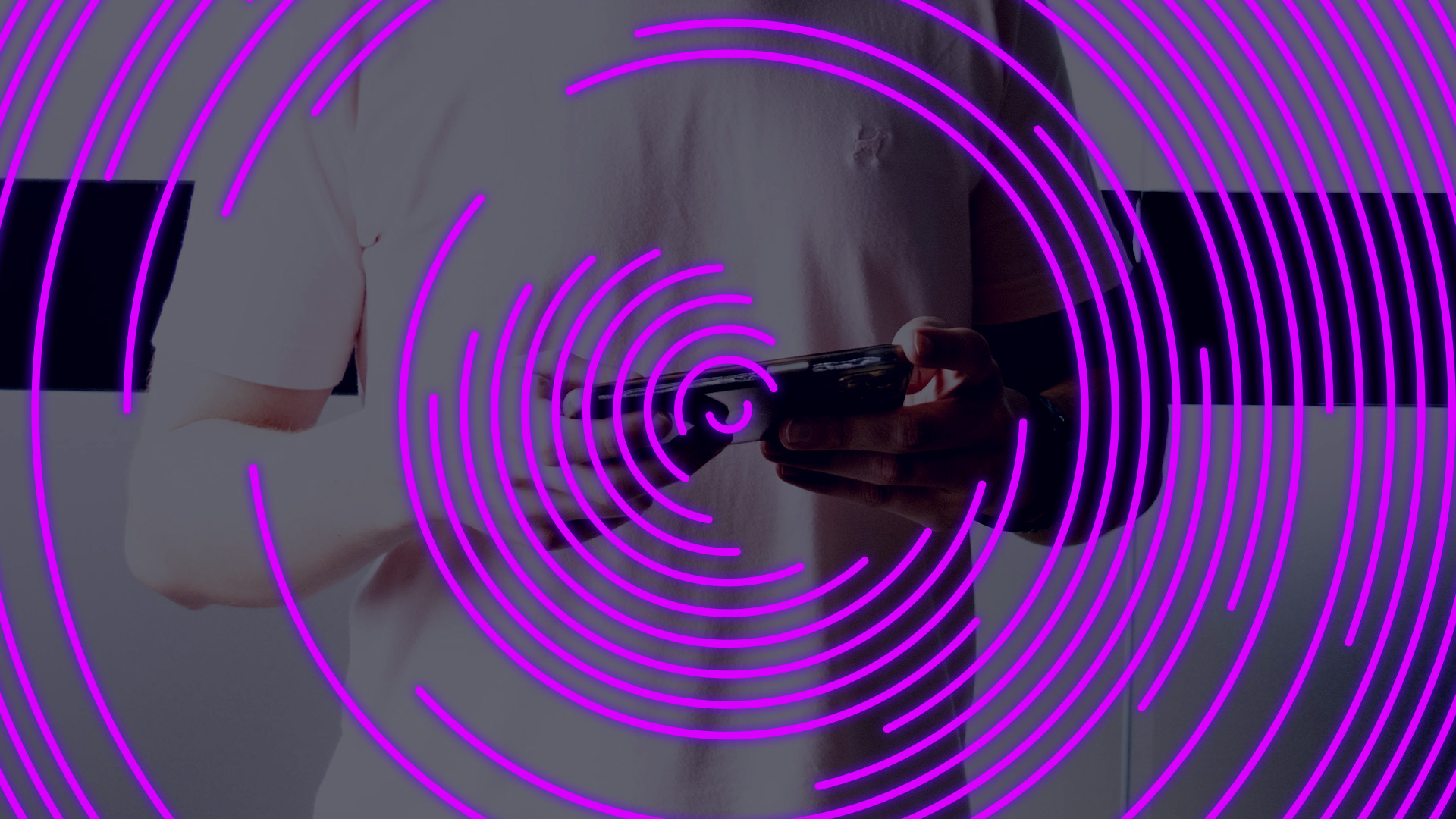 Pessoa segura um smartphone enquanto círculos concêntricos luminosos em tom roxo se irradiam a partir do centro da tela, sugerindo conexão digital, transmissão de dados ou interação tecnológica.