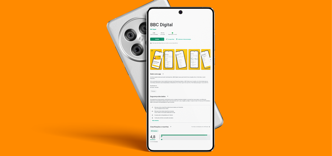 Sobre um fundo na cor laranja, há a imagem de um smartphone em destaque exibindo a página do aplicativo BBC Digital na loja de aplicativos. Na tela aparecem informações do app, imagens ilustrativas das funcionalidades e a nota de avaliação 4,8. Ao fundo, parcialmente visível, há outro smartphone na cor cinza, posicionado atrás do principal.