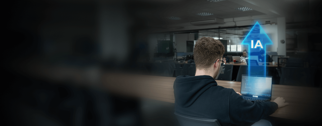 Pessoa trabalhando em notebook em escritório, com seta azul apontando para cima e a sigla IA em destaque.