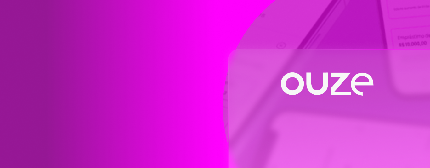 Logotipo Ouze sobre um fundo em tons de rosa e roxo.