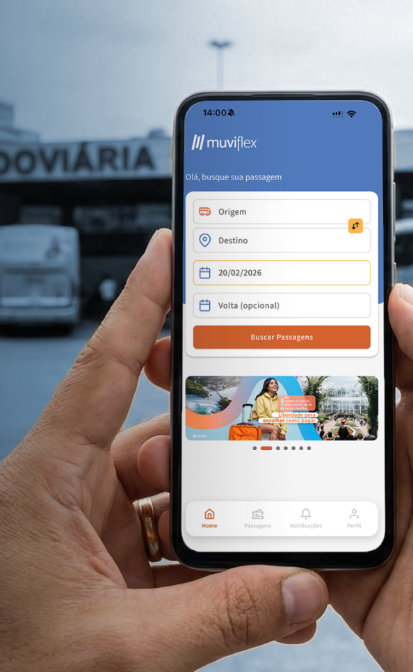 Mãos seguram celular com app Muviflex em frente a uma rodoviária, com campos de busca de passagem na tela.