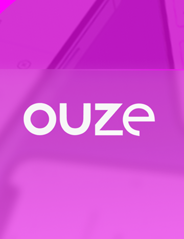 Logotipo Ouze sobre um fundo em tons de rosa e roxo.