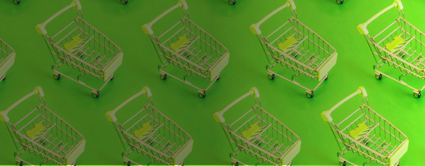 Padrão repetido de mini carrinhos de compras vazios organizados em fileiras diagonais sobre um fundo verde.