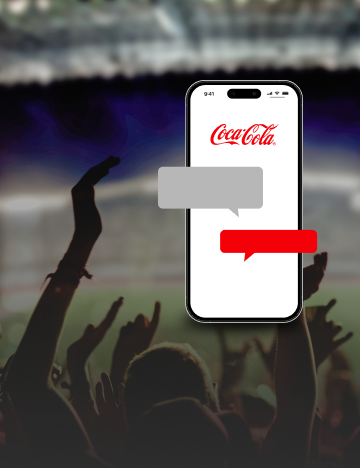 Celular com logo da Coca-Cola e balões de chat vazios, sobreposto ao fundo desfocado de uma torcida em um estádio.