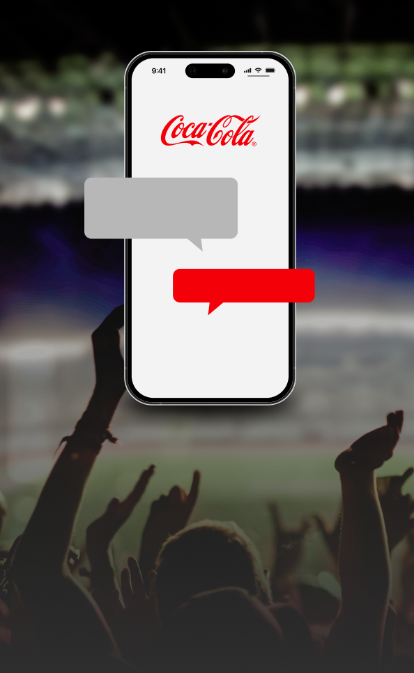 Celular com logo da Coca-Cola e balões de chat vazios, sobreposto ao fundo desfocado de uma torcida em um estádio.